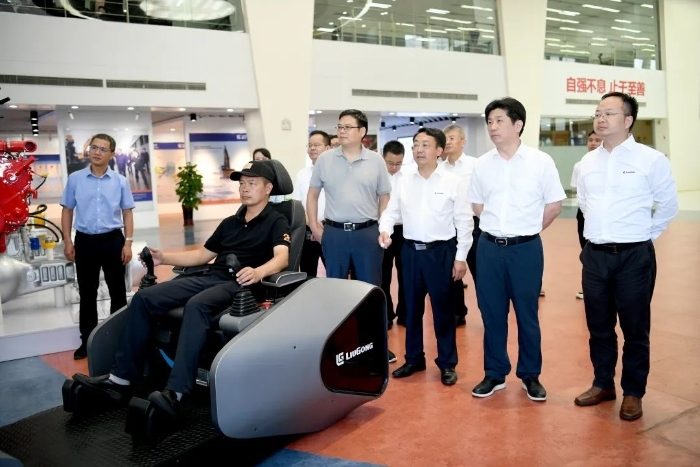 海螺集团与柳工深化战略合作 推动建材行业绿色转型-三星领航机械有限公司(图2)